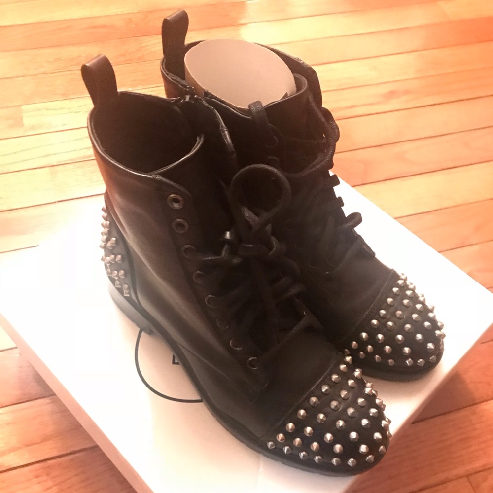 Brand new Steve Madden Outlaw bootie